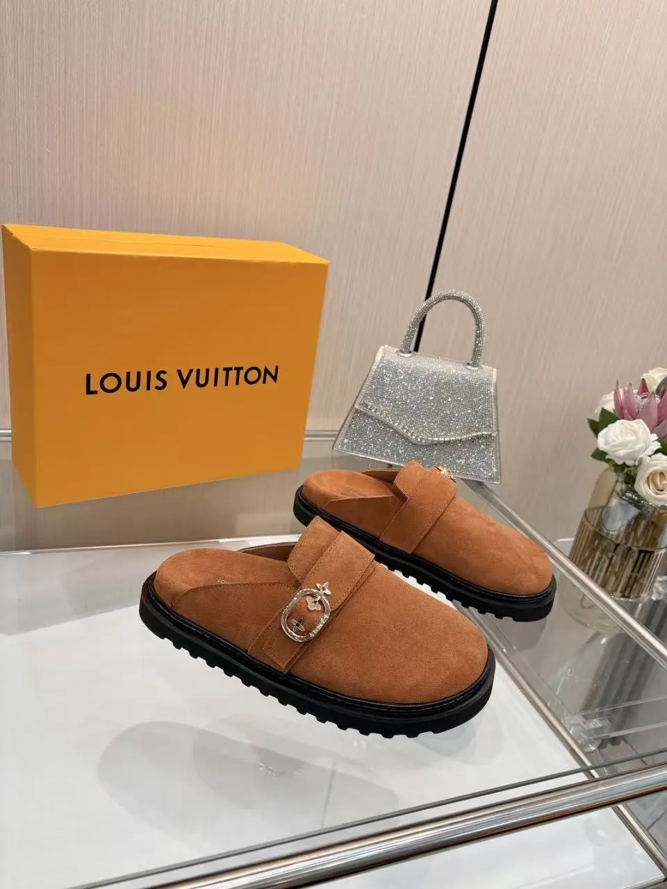 👟👟Ex-factory price 520👟👟 /lv new Baotou half-drag winterbreak comfert flat slippers lv letter and monogram floral embellished leather surface, with sheepskin lining, suitable for indoor and outdoor wear. The water table is made of high-density foam material, which is light and comfortable. The sole has a certain thickness and the heightening effect is also good! Boutique size:35-46